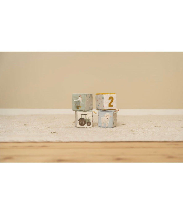 4 Cubos Apilables Blanditos Little Farm
Little Dutch