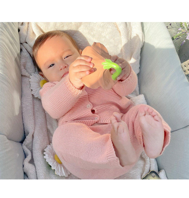 Flor Mordedor Látex Oli&Carol Iris The Ibiscus
Oli & Carol